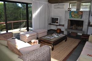 sala de estar con muebles y chimenea en Arenas del Mar, en José Ignacio