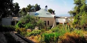 ein Haus mit Garten davor in der Unterkunft B&B Al Cavalluccio Marino in Monte Marcello