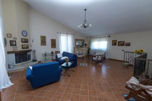 Een zitgedeelte bij Sicily Home- Intera Villa