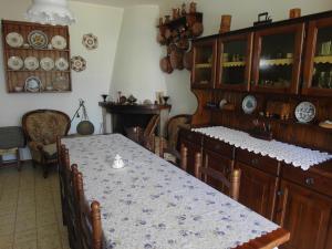 una sala da pranzo con tavolo e alcuni piatti appesi al muro di Apartment Via Montenegro a Ghilarza