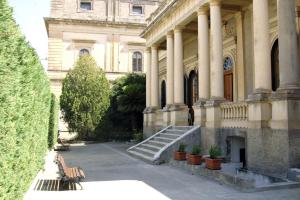 un edificio con una escalera y bancos delante de él en Villa maria, en Galatina
