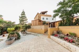 Blick auf das Haus von der Einfahrt in der Unterkunft B&B Il Casale di Federico in Agrigento