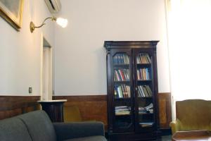 una sala de estar con una estantería llena de libros en Villa maria, en Galatina