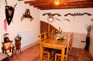 uma sala de jantar com uma mesa de madeira e cadeiras em Alojamiento Rural Pelijas em Fontanar