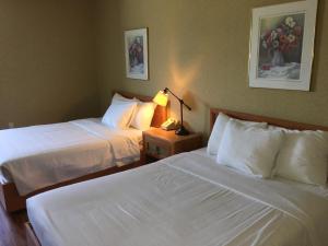 a hotel room with a bed and two lamps at Annapolis Royal Inn in Annapolis Royal