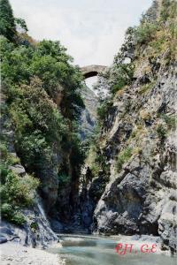 un dipinto di un ponte sul fiume di Casa Skanderbek a Civita