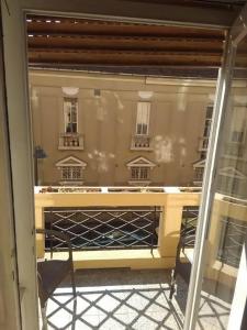 mit Blick auf einen Balkon mit einem Tisch und Stühlen in der Unterkunft Keleti Károly apartmant in Budapest
