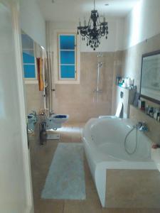 ein Badezimmer mit einer großen Badewanne und einem Waschbecken in der Unterkunft Keleti Károly apartmant in Budapest