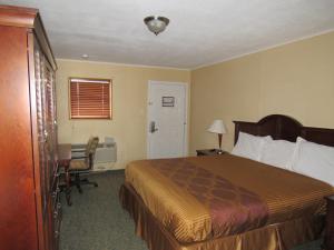 Rúm í herbergi á Alvin Extended Stay
