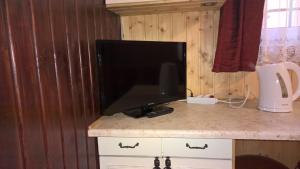 a large flat screen tv sitting on top of a counter at Apartament na Wrzosach in Toruń