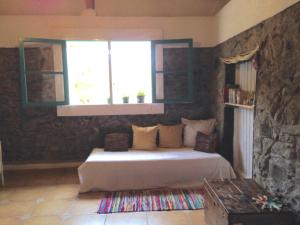 エルミグアにあるCasa Auraのベッドと窓のある寝室