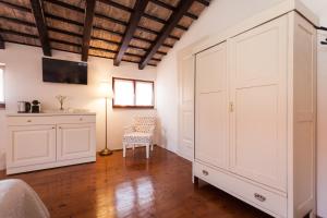 una habitación con un gran armario blanco y una silla en Guesthouse Casa Vittoria, en Rovinj
