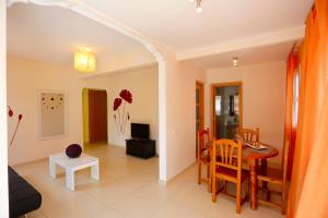 een woonkamer met een tafel en een eetkamer bij Villa hortencia in Tarragona