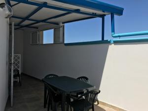 a dining room with a table and chairs at Casa Gada in Torre Lapillo
