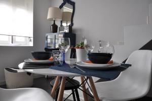 einen Esstisch mit Weingläsern darauf in der Unterkunft Typical Village Oporto 24 in Porto + 20 Fotos