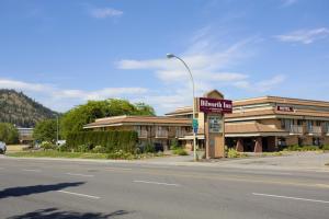 a hotel on the side of a road with a street light at Dilworth Inn Kelowna in Kelowna