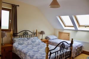 2 camas num quarto com clarabóias em Cuas a' Gamhna em Ilha de Valentia