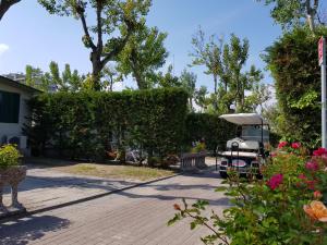 A garden outside Villaggio Camping Europa
