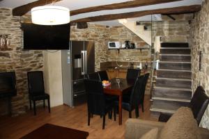 a dining room and living room with a table and chairs at Alojamiento Luz de Hadas in Sampil