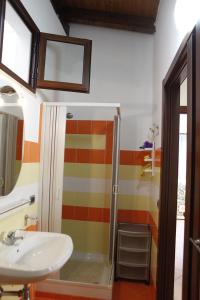 ein Bad mit einer Dusche und einem Waschbecken in der Unterkunft Ciclamino in Alcamo Marina