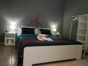 سرير أو أسرّة في غرفة في Charilaou Trikoupi Flat