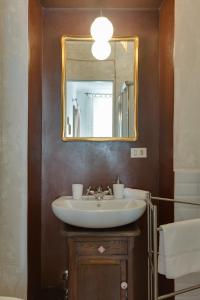 un bagno con lavandino e specchio di Le Stanze di Sara a Torino