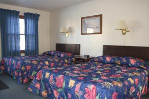 Habitación de hotel con 2 camas y ventana en Bluffs Inn, en Bessemer