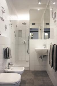 W łazience znajduje się umywalka, toaleta i prysznic. w obiekcie La Marina di Milano w Mediolanie