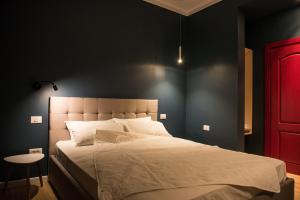 1 dormitorio con 1 cama grande y puerta roja en WAVE 1 Promenada Apartments, en Mamaia Nord – Năvodari