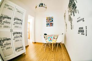 una habitación con una silla y carteles en la pared en Belém Apartment, en Lisboa