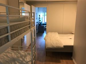 Postel nebo postele na pokoji v ubytování Hällestrand Seaview Apartment