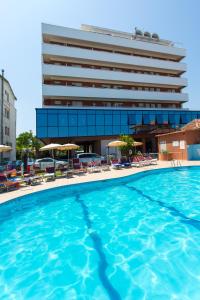 une piscine en face d'un hôtel dans l'établissement Hotel Miramare, à Gatteo a Mare