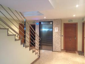un couloir avec ascenseur et escalier avec porte dans l'établissement Apartamento frente al mar, à San Pedro