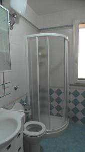 レウカにあるDono del Salentoのバスルーム(シャワー、トイレ、洗面台付)