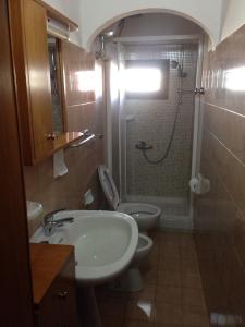 y baño con lavabo, aseo y ducha. en Abitazione, en Galatone