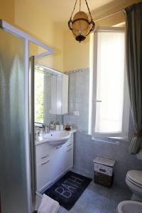 un bagno con lavandino, water e finestra di LIGURIA home ad Ameglia Altre 37 foto