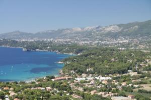 an aerial view of the lake geneva and its surroundings at Station balnéaire Pradet entre Toulon et Hyères proche plages in Le Pradet +20 photos