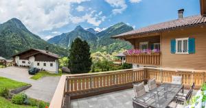 uma casa com uma varanda com vista para as montanhas em Ferienwohnung Schallner em Sankt Gallenkirch