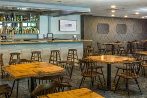 Area lounge atau bar di Hotel 1620 Plymouth Harbor