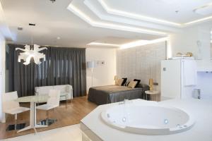 - un salon avec une baignoire et une chambre dans l'établissement Kadrit Hotel, à Cadrete