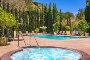 Der Swimmingpool an oder in der Nähe von Days Inn by Wyndham San Diego Hotel Circle