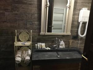 CalascioにあるPalazzo Diamanteのバスルーム(洗面台、鏡付)
