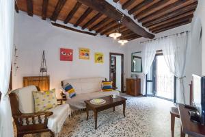 uma sala de estar com um sofá e uma mesa em ART REBUS Tower in Tuscany em Radda in Chianti