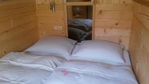 Postel nebo postele na pokoji v ubytování Kamp Jankovic + 18 fotografií