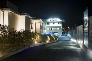 een gebouw met een bord aan de zijkant 's nachts bij Kadrit Hotel in Cadrete