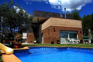 Castellar的住宿－Can Vinyals Holiday Home，房屋前有游泳池的房子