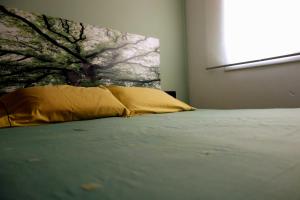 Castellar的住宿－Can Vinyals Holiday Home，床上的黄色枕头
