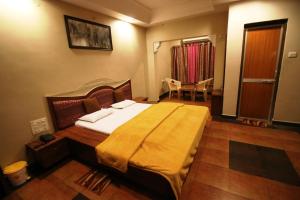 um quarto com uma cama grande num quarto em Goflamingo Resort em Silāri