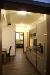 eine Küche mit einem Tisch und einem Stuhl in einem Zimmer in der Unterkunft Appartementhaus Wetterloch in Lermoos