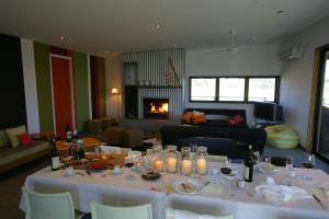 Tonic Hotel في لوفديل: غرفة معيشة مع طاولة مع الشموع ومدفأة